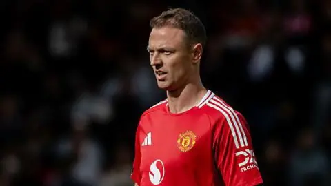 Evans konfirmasikan pensiun dengan peran baru di Man Utd