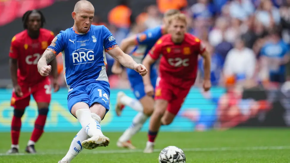 Leake bergabung kembali saat trio Oldham tanda tangani kontrak baru