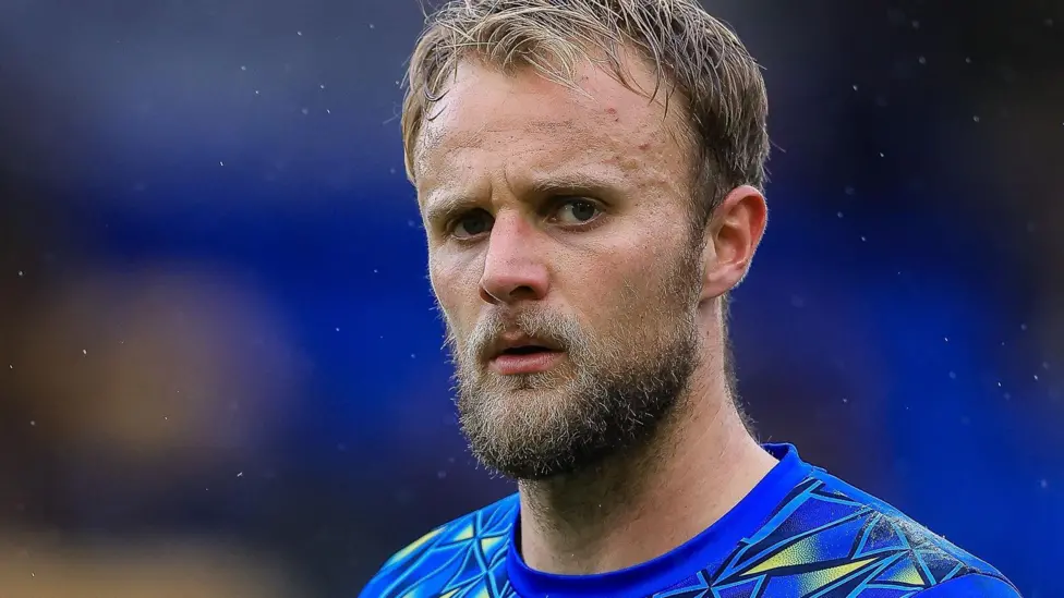 Penjaga gawang Ward kembali ke Swindon Town